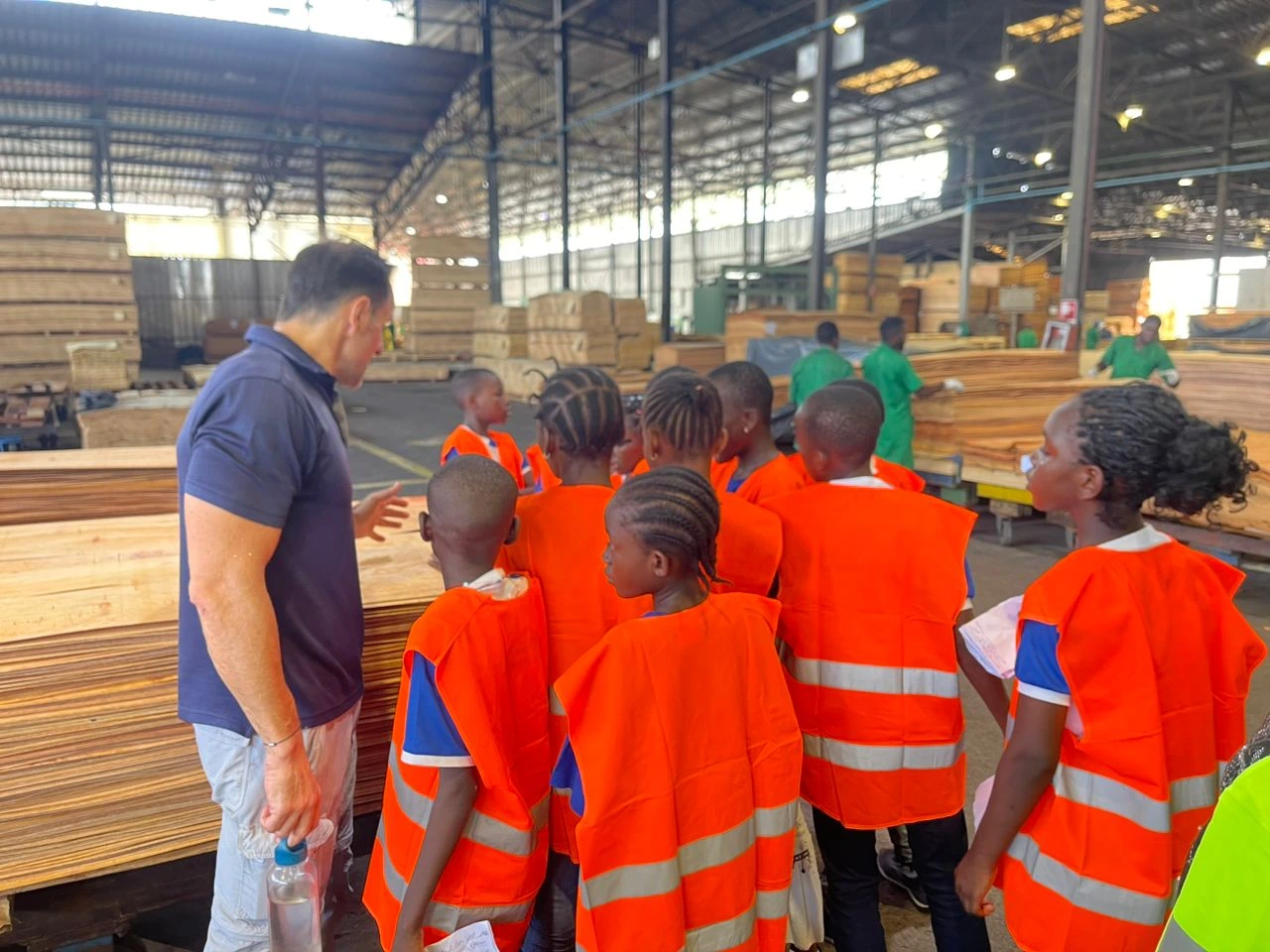 Élèves en visite chez Alpicam, découverte de la filière bois